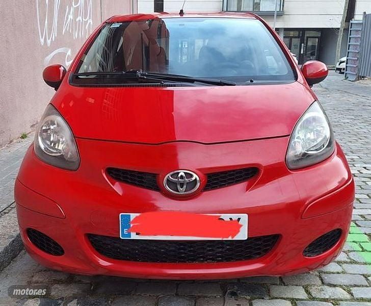 Usado Toyota Aygo 68 CV (50 kW) 2010 Rojo Utilitario