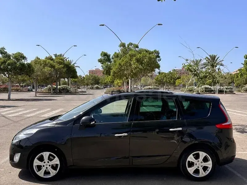 Usado Renault Grand Scénic II Business 130 CV (95 kW) 2009 Negro Monovolumen