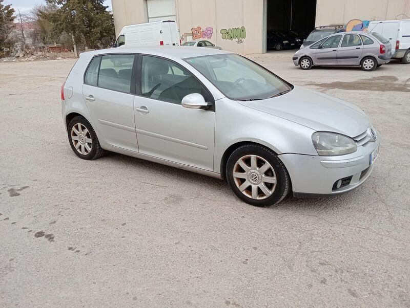 Usado VW Golf IV Highline 140 CV (102 kW) 2004 Gris