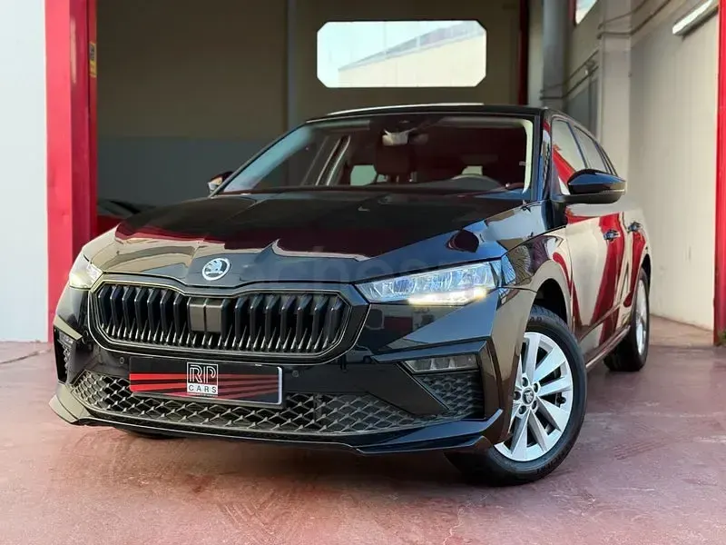 Usado Skoda Scala 115 CV (84 kW) 2025 Negro Utilitario