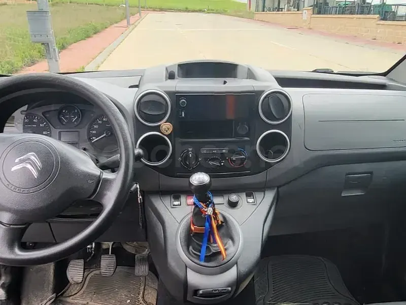 Usado Citroën Berlingo Feel 100 CV (73 kW) 2018 Blanco Monovolumen