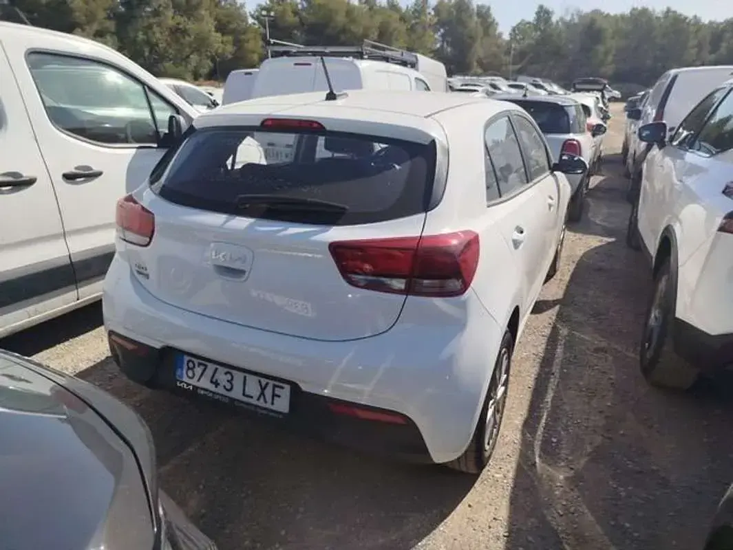 Usado Kia Rio 101 CV (74 kW) 2022 Blanco Utilitario