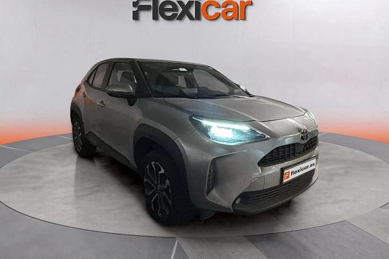 Gris Usado 2024 Toyota Yaris Hybrid Active | 19.490 € (Buen precio) - Imagen 1/4