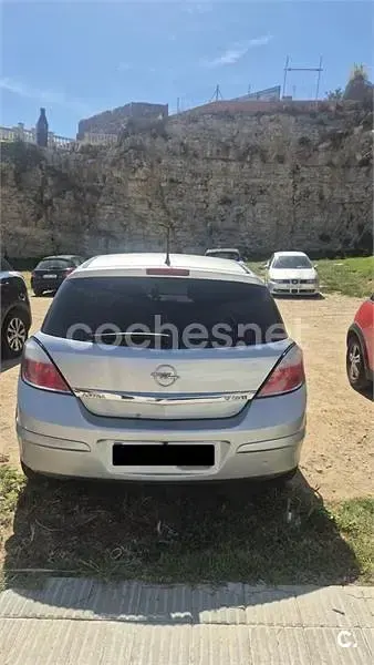 Usado Opel Astra Cosmo 100 CV (73 kW) 2006 Gris / plata Berlina