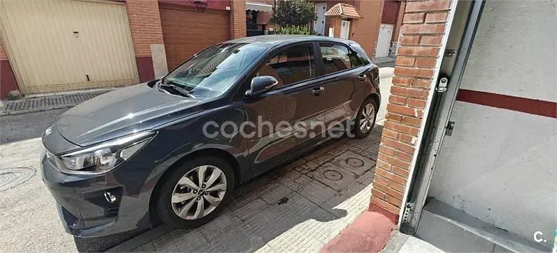 Usado Kia Rio 100 CV (73 kW) 2022 Gris / plata Berlina
