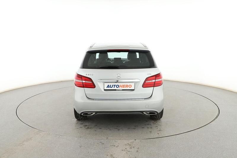 Usado Mercedes B200 Urban 135 CV (99 kW) 2015 Gris Monovolumen