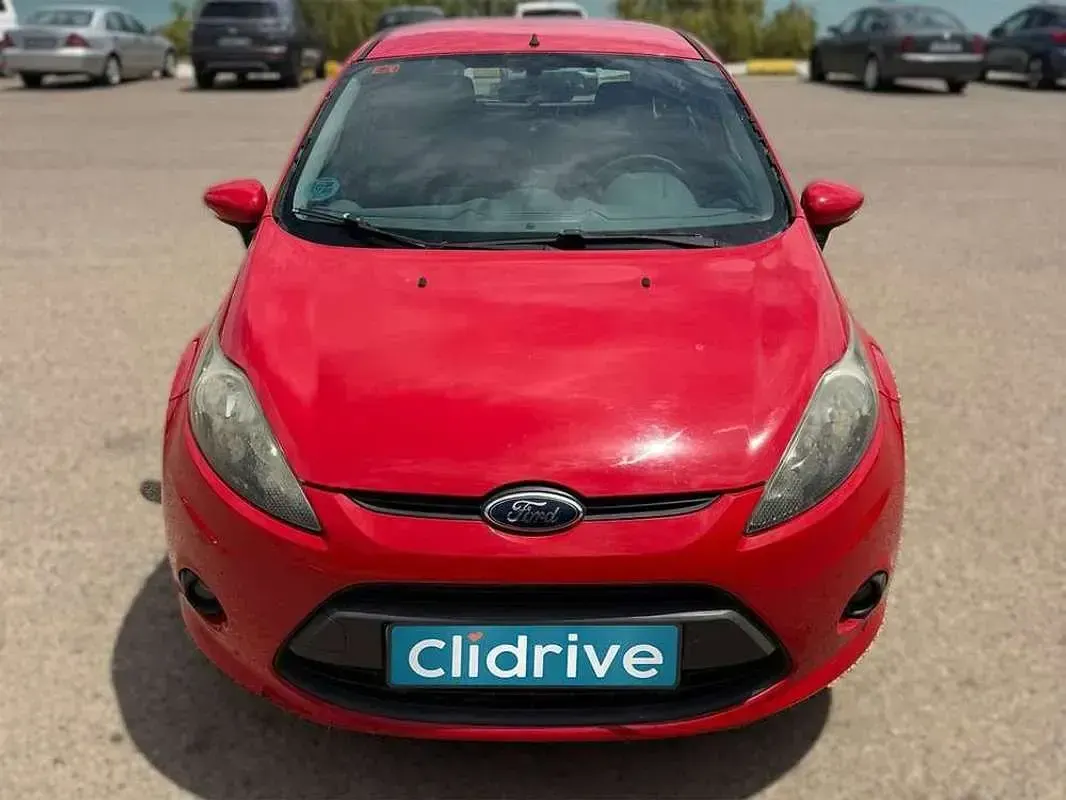 Usado Ford Fiesta Trend 82 CV (60 kW) 2011 Rojo Utilitario