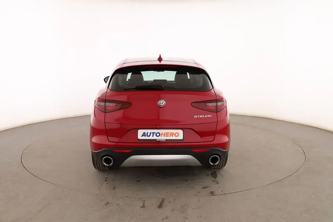 Usado Alfa Romeo Stelvio Super 180 CV (132 kW) 2017 Rojo SUV