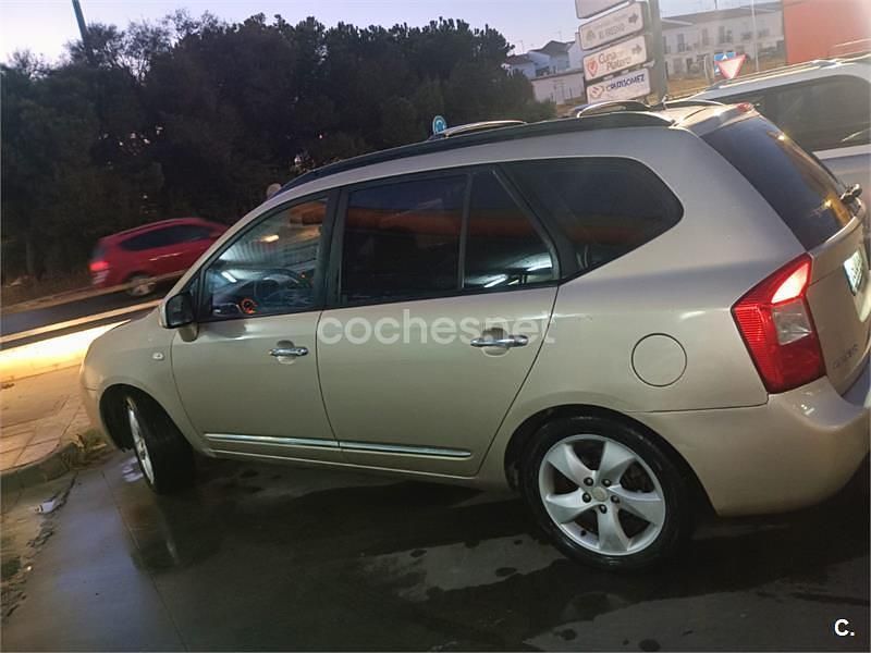 Usado Kia Carens 140 CV (102 kW) 2008 Beige Monovolumen