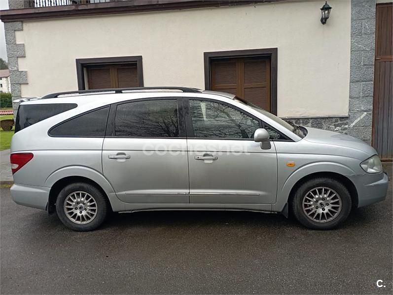 Gris / plata Usado 2005 Ssangyong (KGM) Rodius Monovolumen | 3400 € (Buen precio) - Imagen 1/4