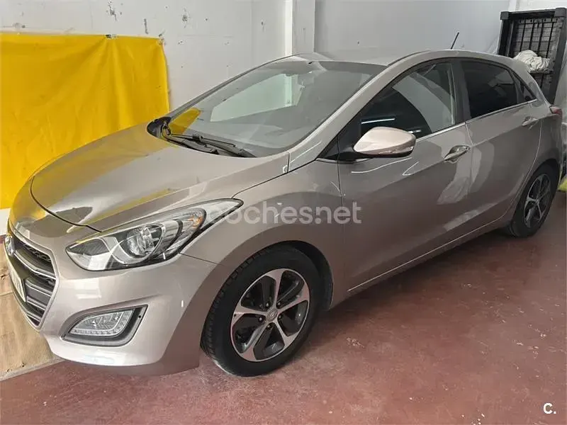 Usado Hyundai i30 GO! 100 CV (73 kW) 2016 Beige Berlina