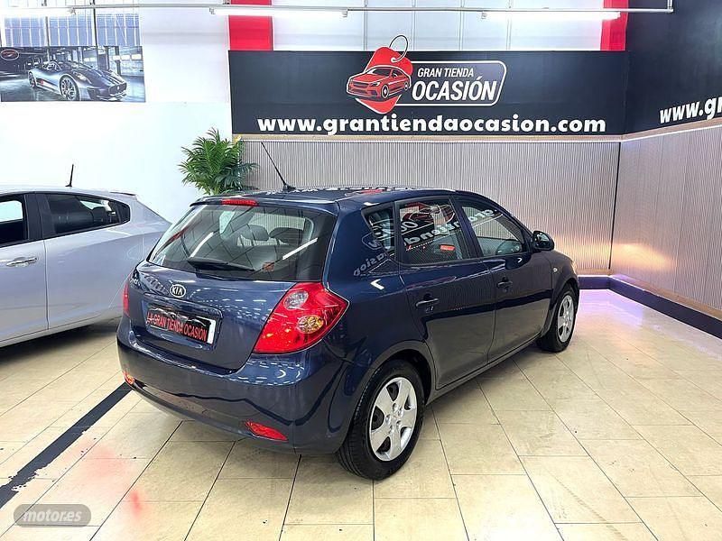 Usado Kia Ceed 90 CV (66 kW) 2008 Azul Utilitario