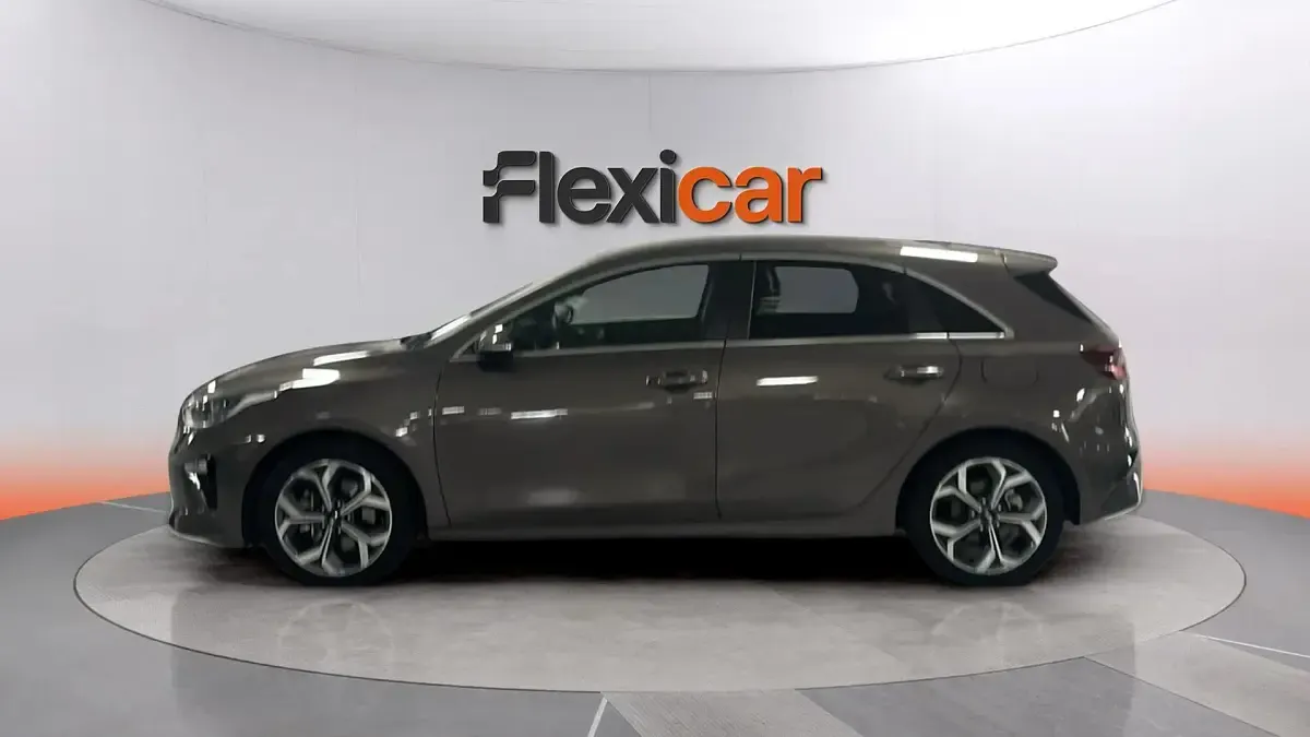 Usado Kia Ceed 140 CV (102 kW) 2019 Marrón Utilitario
