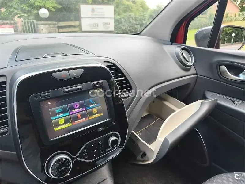 Usado Renault Captur Zen 90 CV (66 kW) 2017 Rojo SUV