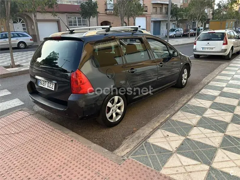 Usado Peugeot 307 110 CV (80 kW) 2006 Negro Familiar
