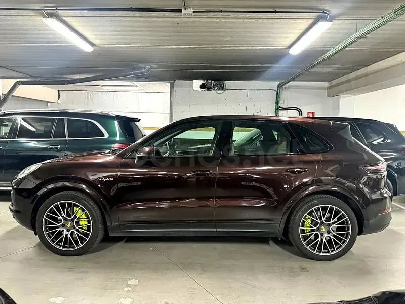 Usado Porsche Cayenne E-Hybrid 462 CV (339 kW) 2018 Granate SUV