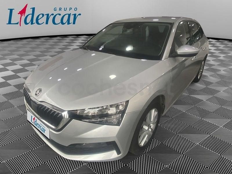 Usado Skoda Scala Ambition 110 CV (80 kW) 2021 Gris / plata Utilitario