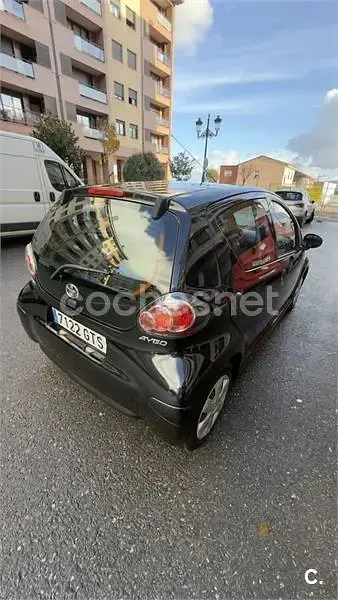 Usado Toyota Aygo Live 68 CV (50 kW) 2010 Negro Utilitario