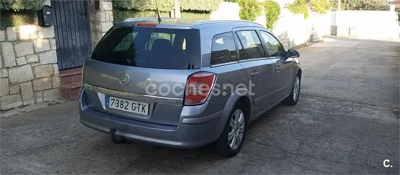 Usado Opel Astra Edition 110 CV (80 kW) 2010 Gris / plata Familiar
