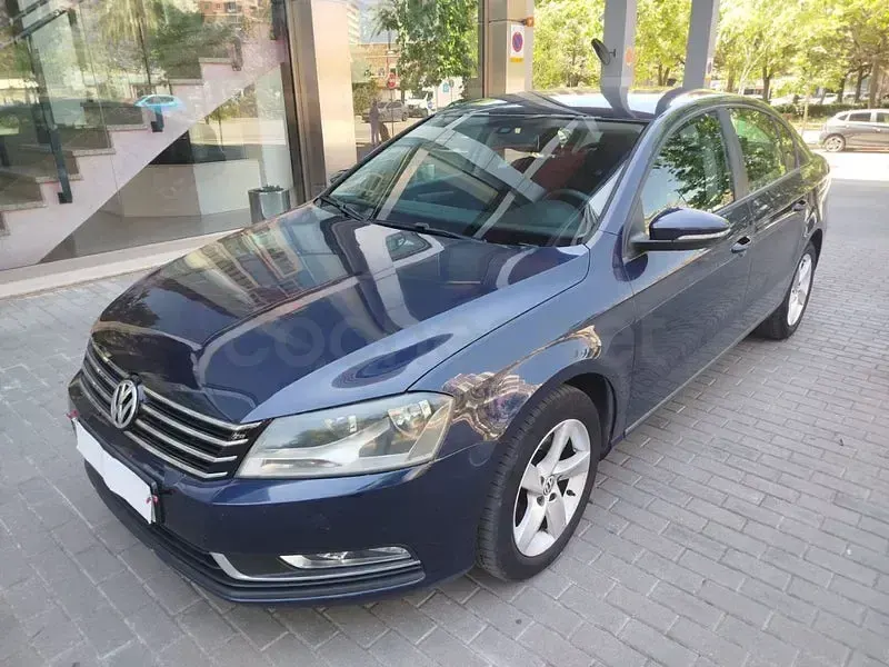 Usado VW Passat Edition 105 CV (77 kW) 2013 Azul Berlina