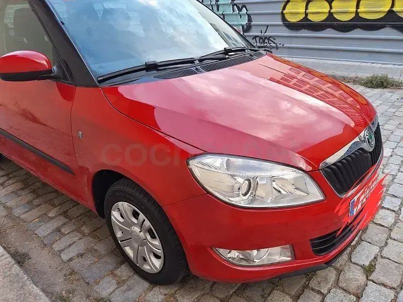 Usado Skoda Fabia Active 60 CV (44 kW) 2011 Rojo Berlina