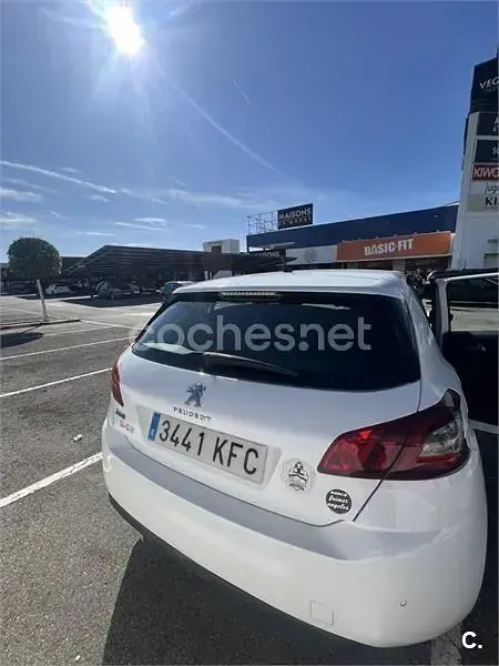 Usado Peugeot 308 Access 100 CV (73 kW) 2017 Blanco Berlina