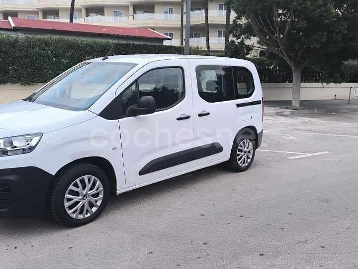 Usado Citroën Berlingo Feel 102 CV (75 kW) 2022 Blanco Monovolumen