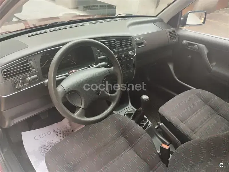 Usado VW Golf III 90 CV (66 kW) 1992 Granate Utilitario