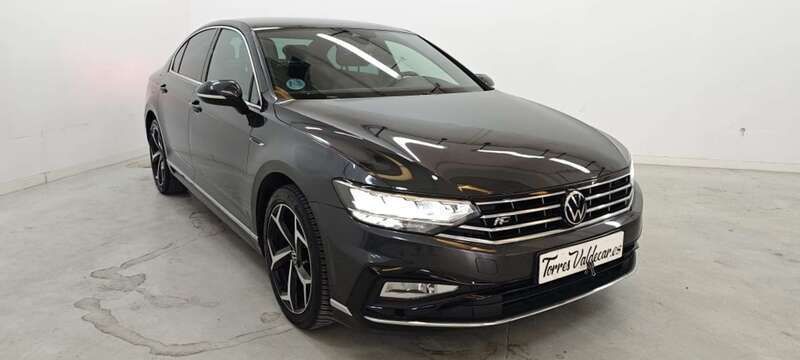 Gris Usado 2021 VW Passat R-line Berlina | 21.000 € (Precio justo) - Imagen 1/4