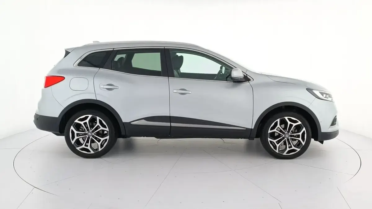 Usado Renault Kadjar Zen 140 CV (102 kW) 2022 Gris highland SUV
