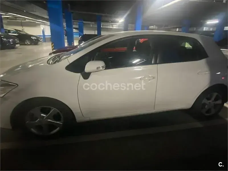 Usado Toyota Auris Luna 90 CV (66 kW) 2010 Blanco Utilitario
