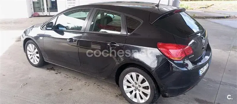 Usado Opel Astra Edition 110 CV (80 kW) 2011 Negro Berlina