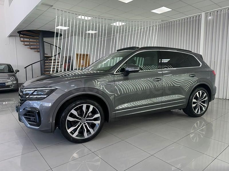 Usado VW Touareg R-line 286 CV (210 kW) 2022 Gris / plata SUV