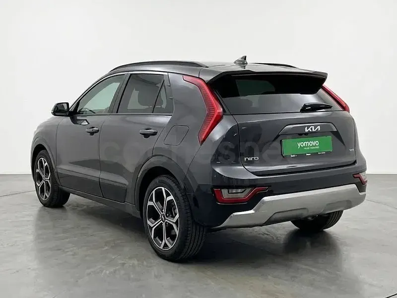 Usado Kia Niro 141 CV (103 kW) 2023 Gris SUV