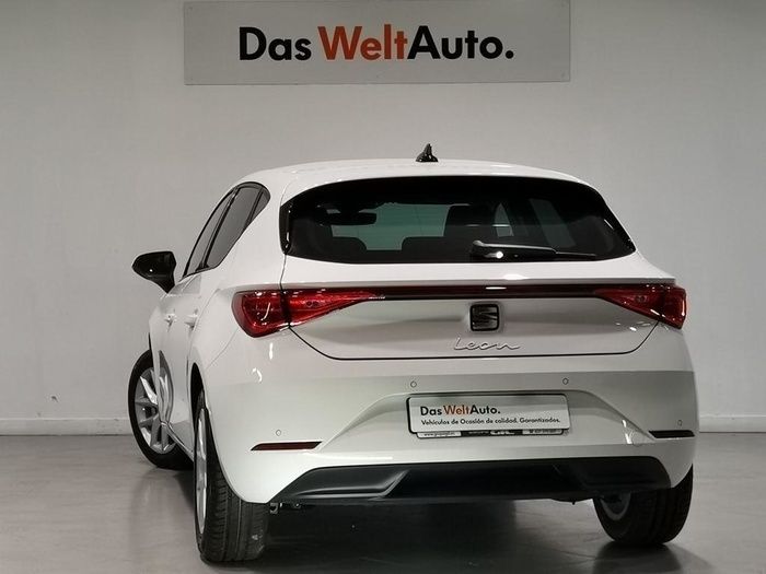 Blanco Usado 2023 Seat Leon Style | 25.490 € (Un poco caro) - Imagen 1/4