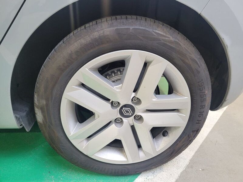 Usado Renault Clio V Evolution 100 CV (73 kW) 2023 Gris