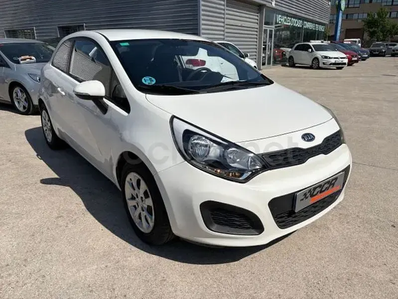 Usado Kia Rio 85 CV (62 kW) 2012 Blanco Berlina