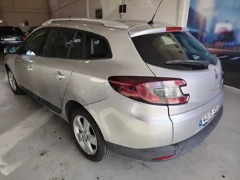 Usado Renault Mégane Dynamique 105 CV (77 kW) 2010 Gris / plata Berlina