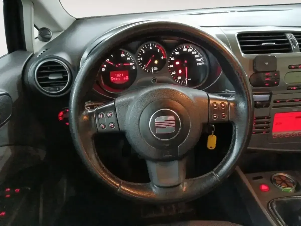 Usado Seat Leon Stylance 106 CV (77 kW) 2008 Negro Utilitario