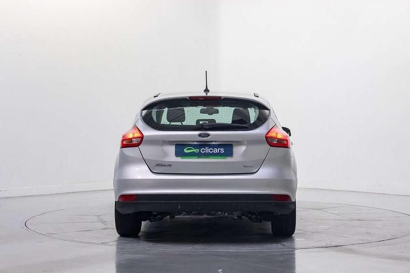 Usado Ford Focus Trend+ 125 CV (91 kW) 2018 Plateado Utilitario