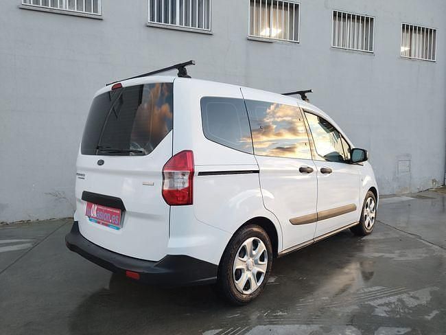 Usado Ford Tourneo Courier Trend 100 CV (73 kW) 2018 Blanco Monovolumen