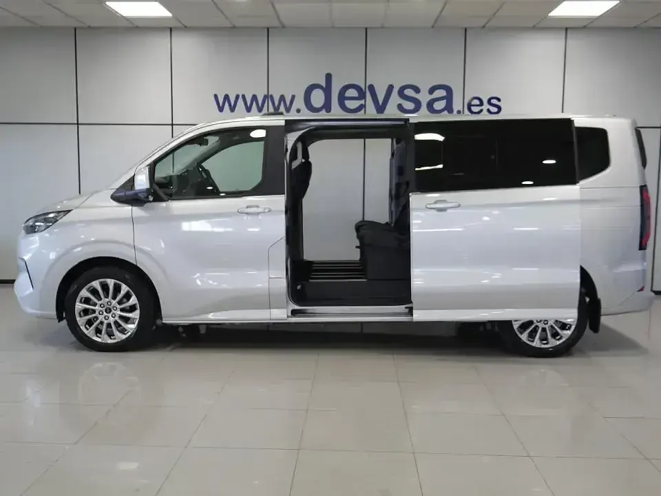 Usado Ford Tourneo Titanium X 170 CV (125 kW) 2025 Gris Monovolumen
