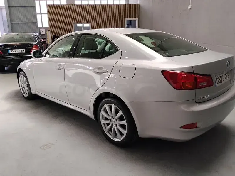 Usado Lexus IS220d Luxury Line 177 CV (130 kW) 2008 Gris / plata Berlina