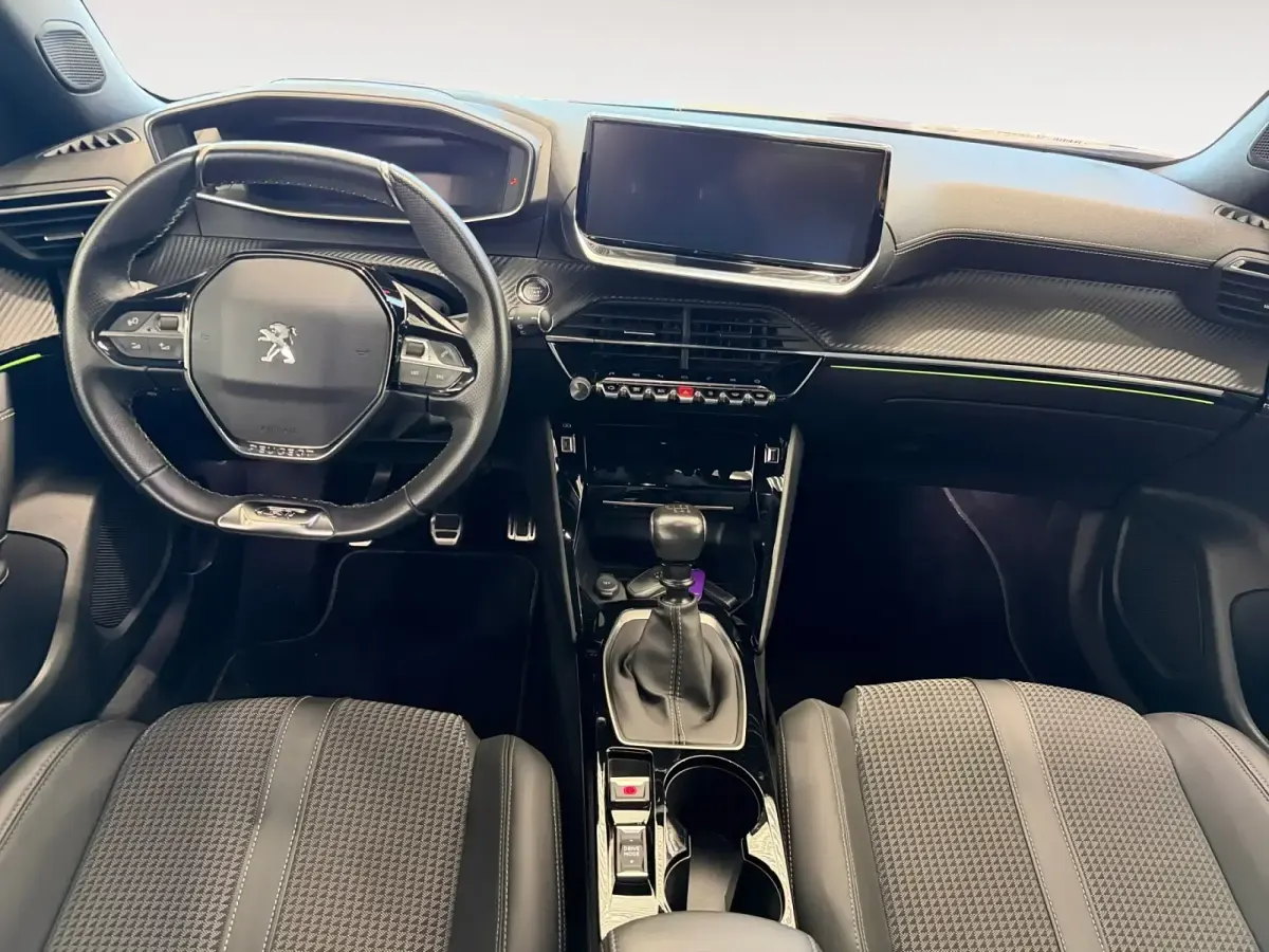 Usado Peugeot 2008 GT-line 130 CV (95 kW) 2020 Granate SUV