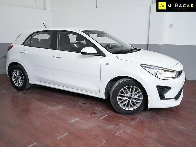 Usado Kia Rio 84 CV (61 kW) 2022 Blanco Berlina