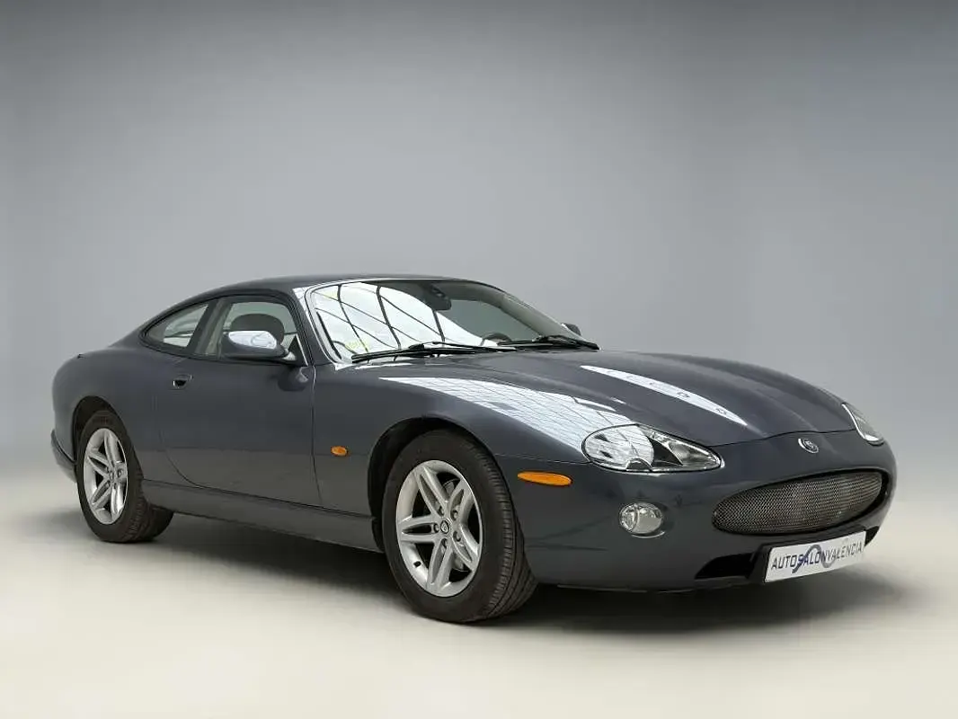 Usado Jaguar XK8 300 CV (220 kW) 2004 Gris Coupe