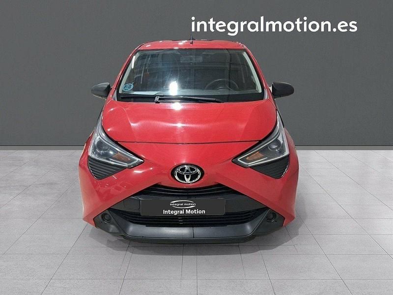 Usado Toyota Aygo X-play 72 CV (52 kW) 2022 Rojo Utilitario