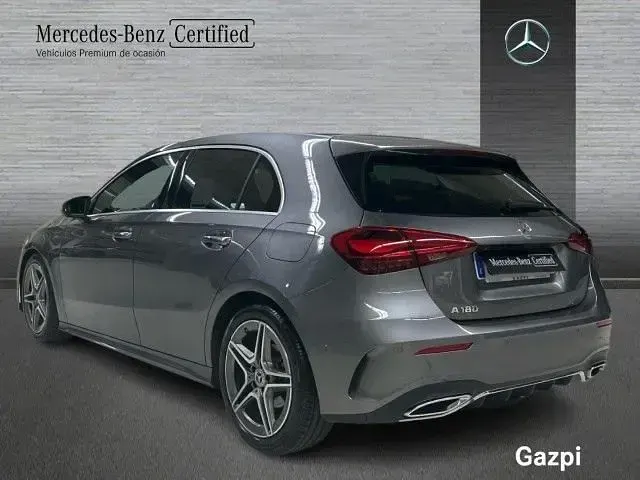 Usado Mercedes A180 AMG line 136 CV (100 kW) 2025 Gris montaña Berlina