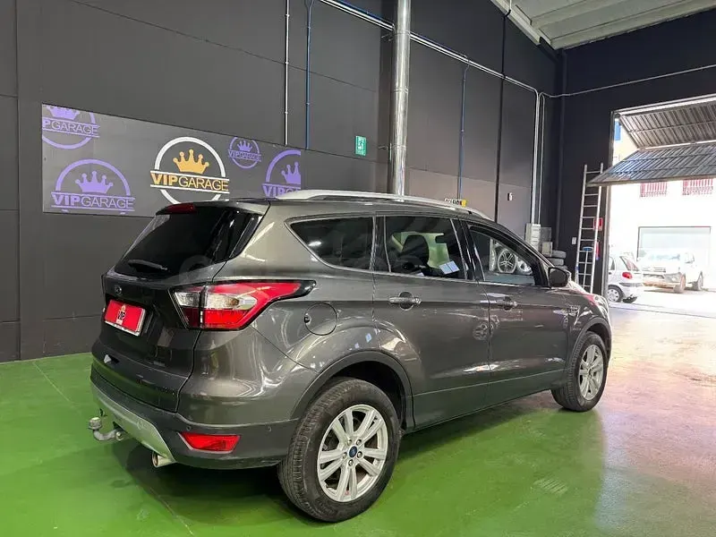 Usado Ford Kuga Business Edition 120 CV (88 kW) 2017 Gris / plata SUV