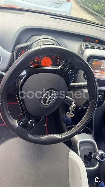 Usado Toyota Aygo X-cite 69 CV (50 kW) 2018 Rojo Utilitario